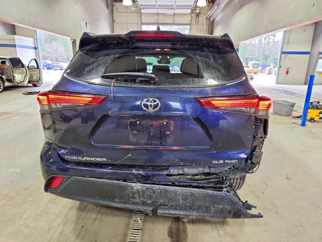 2022 TOYOTA HIGHLANDER XLE photo 6