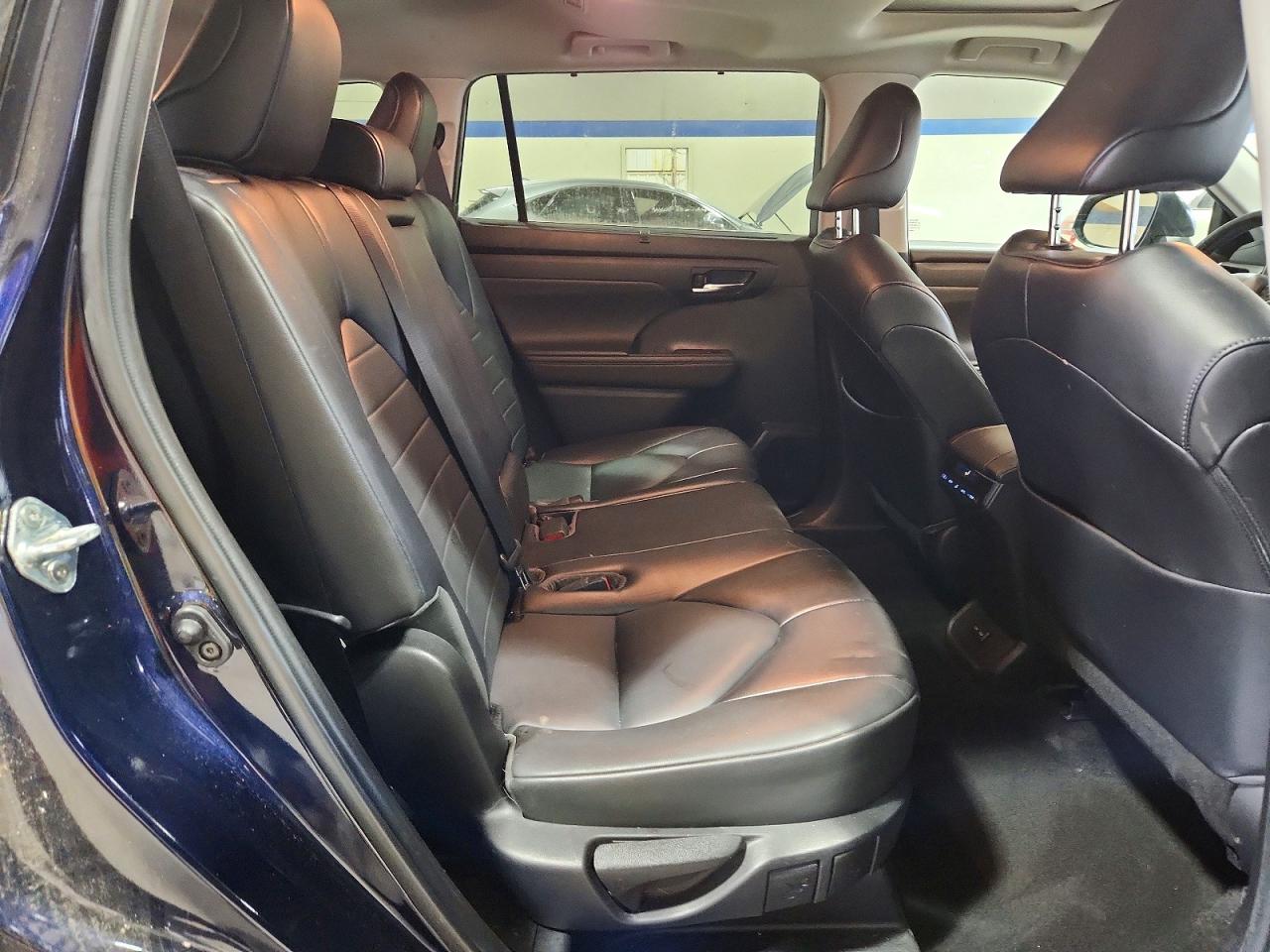 2022 TOYOTA HIGHLANDER XLE photo 11