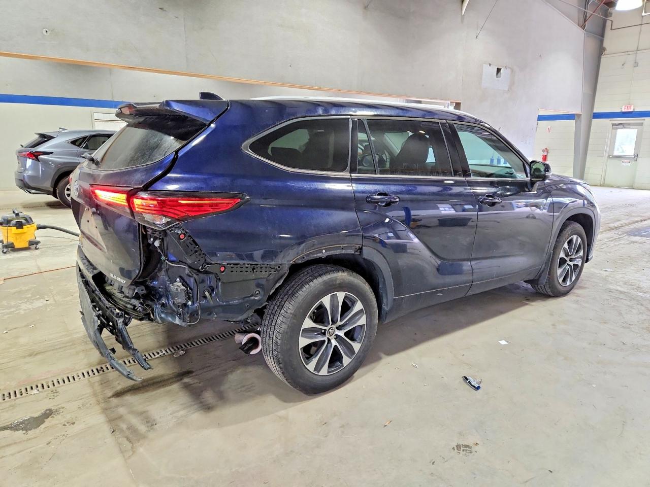 2022 TOYOTA HIGHLANDER XLE photo 3