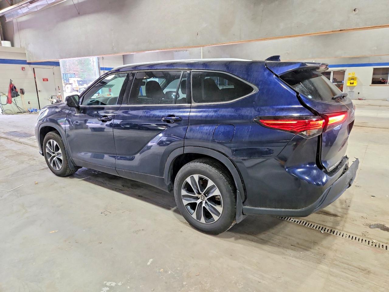 2022 TOYOTA HIGHLANDER XLE photo 2