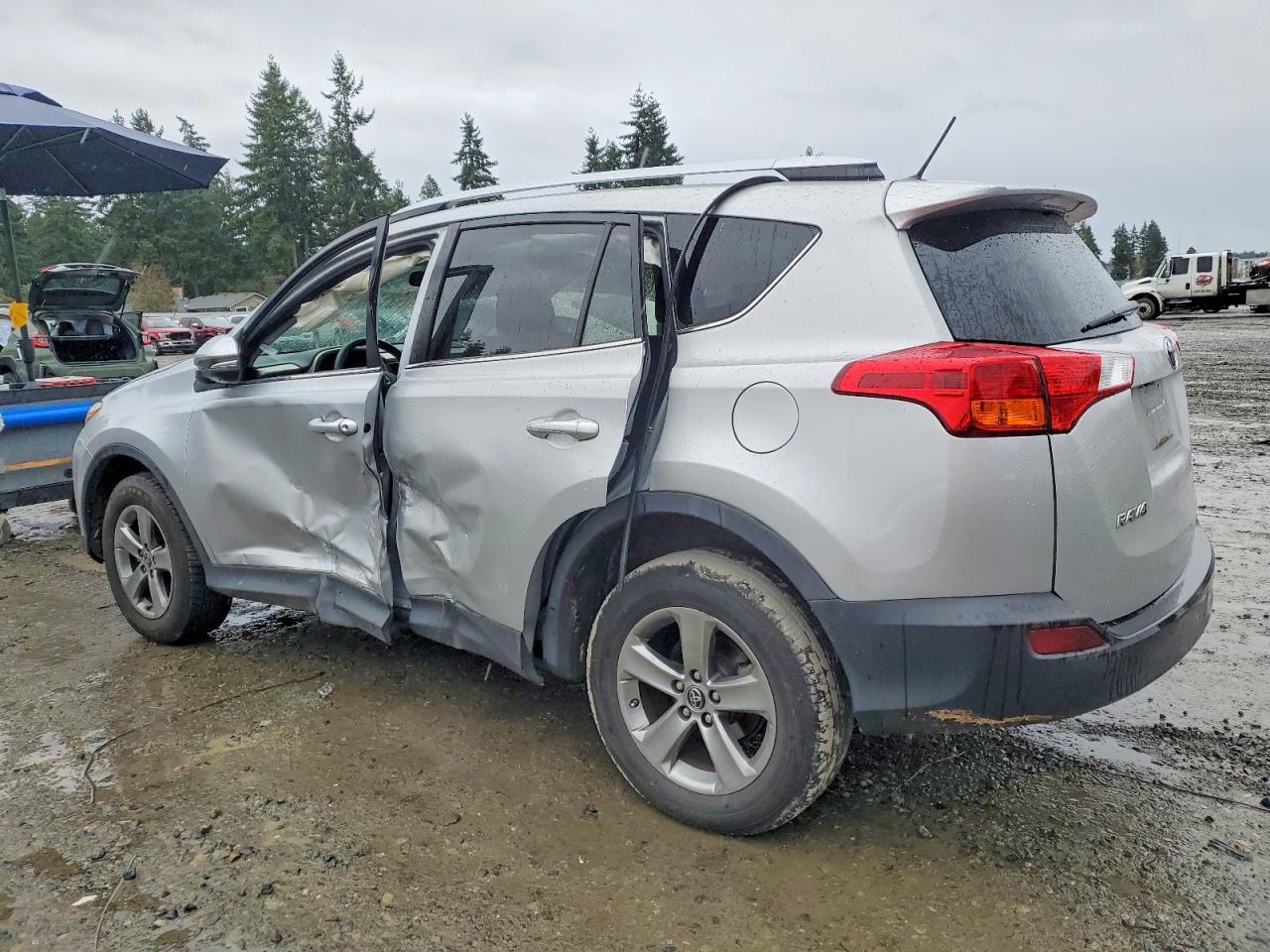 2015 TOYOTA RAV4 XLE photo 2