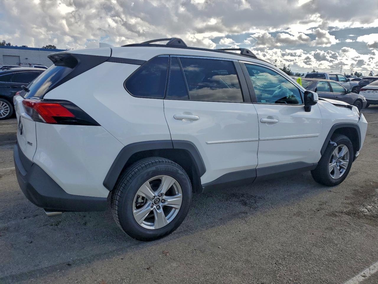 2021 TOYOTA RAV4 XLE photo 3
