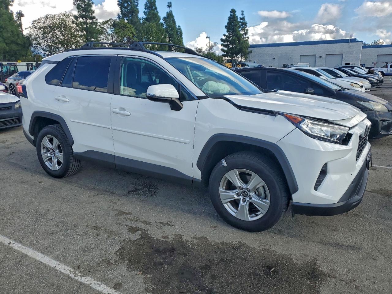 2021 TOYOTA RAV4 XLE photo 4
