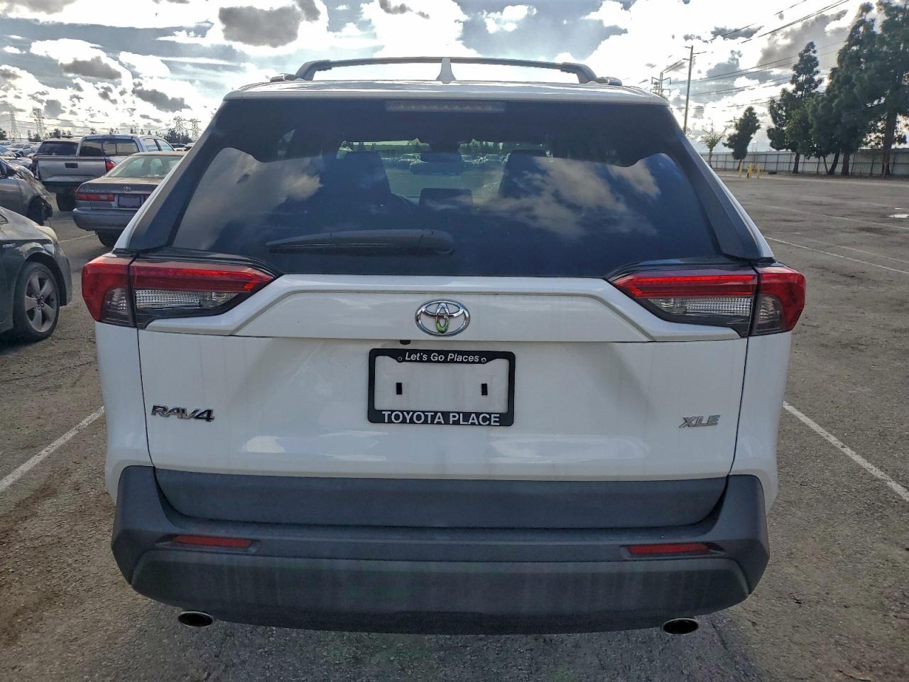 2021 TOYOTA RAV4 XLE photo 6