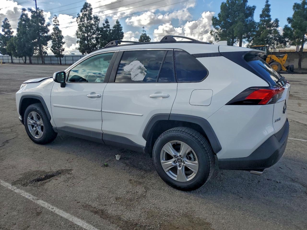 2021 TOYOTA RAV4 XLE photo 2