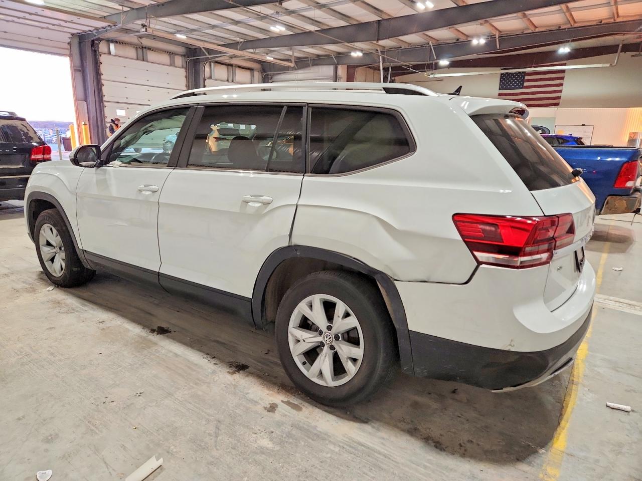 2018 VOLKSWAGEN ATLAS SE photo 2
