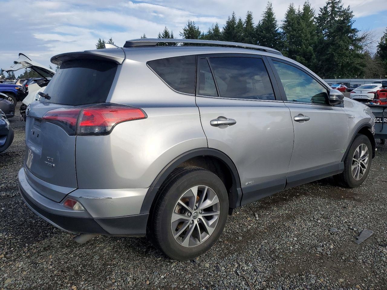 2017 TOYOTA RAV4 HV LE photo 3
