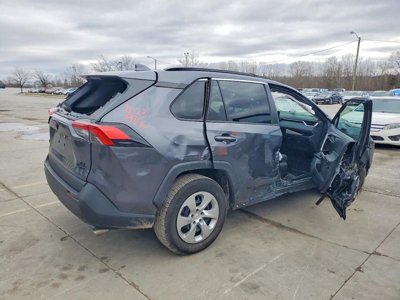 2021 TOYOTA RAV4 LE photo 3