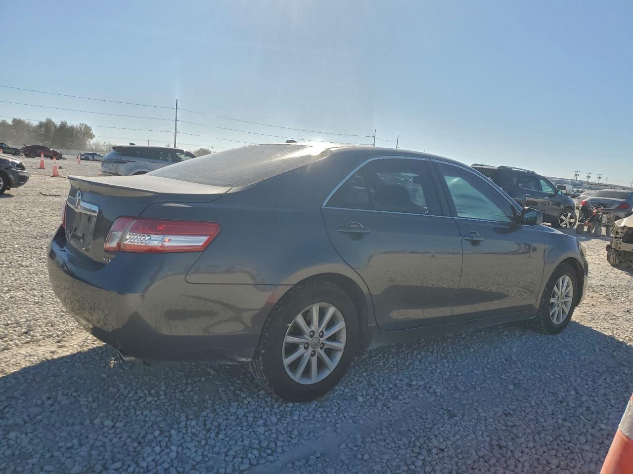 2011 TOYOTA CAMRY BASE photo 3