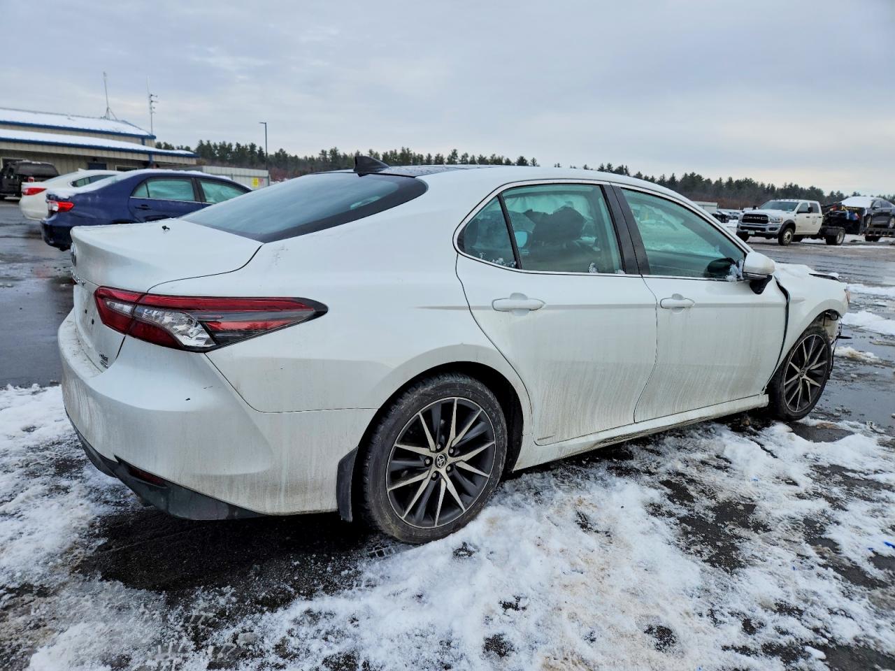 2022 TOYOTA CAMRY XLE photo 3