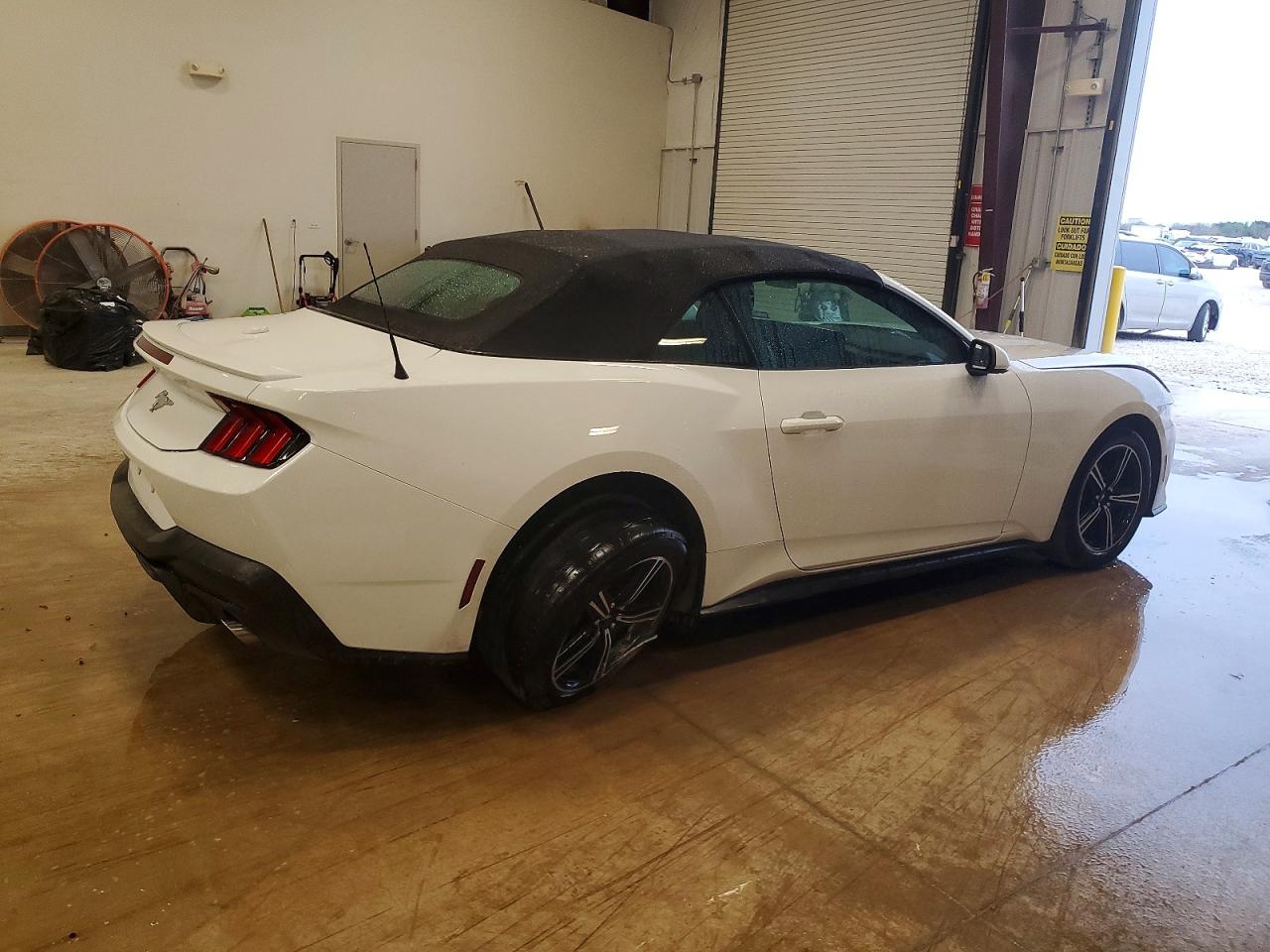 2025 FORD MUSTANG photo 3