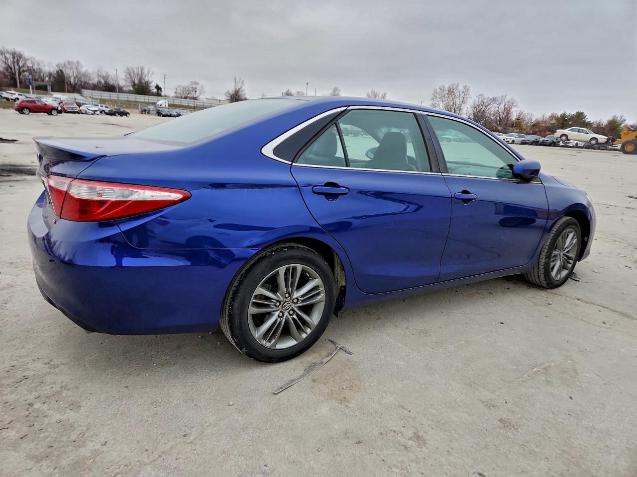 2016 TOYOTA CAMRY LE photo 3
