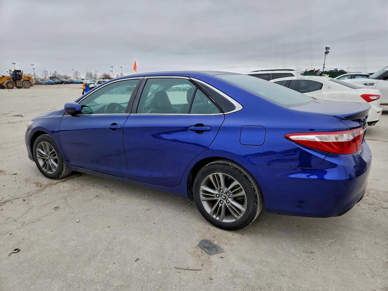 2016 TOYOTA CAMRY LE photo 2