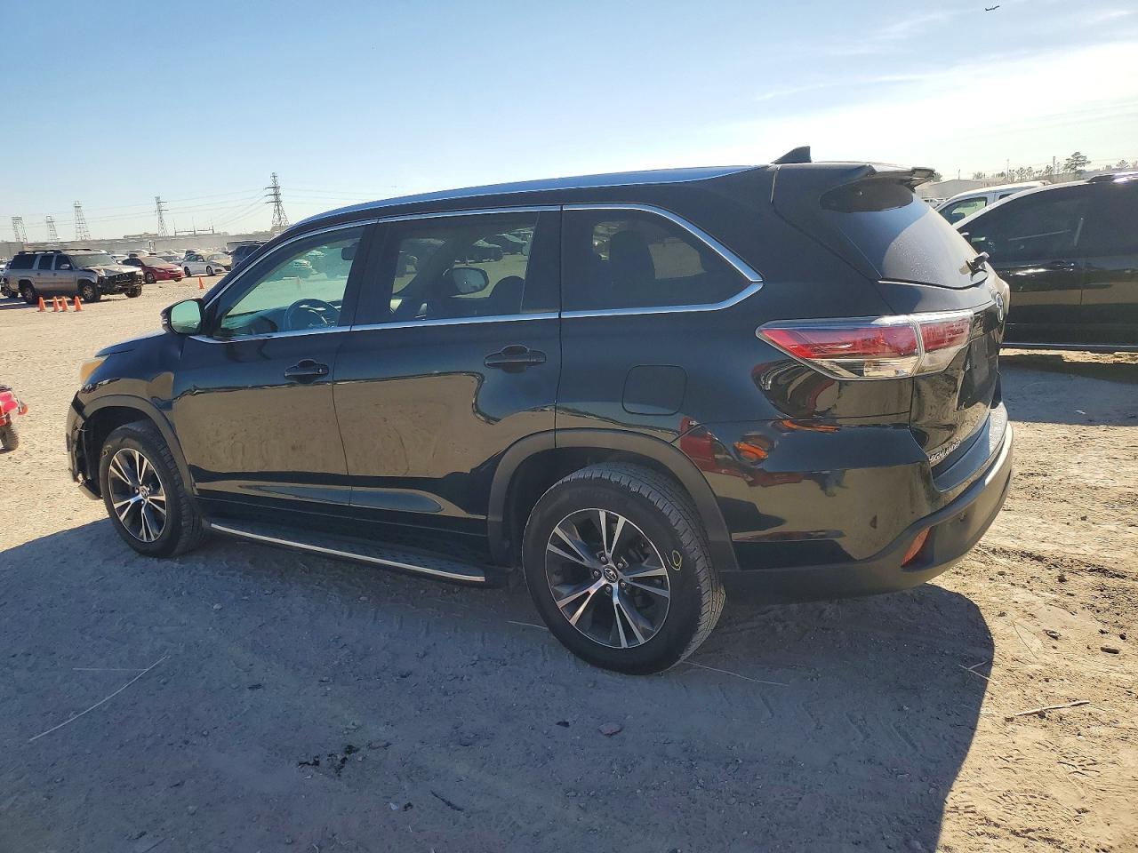 2016 TOYOTA HIGHLANDER XLE photo 2