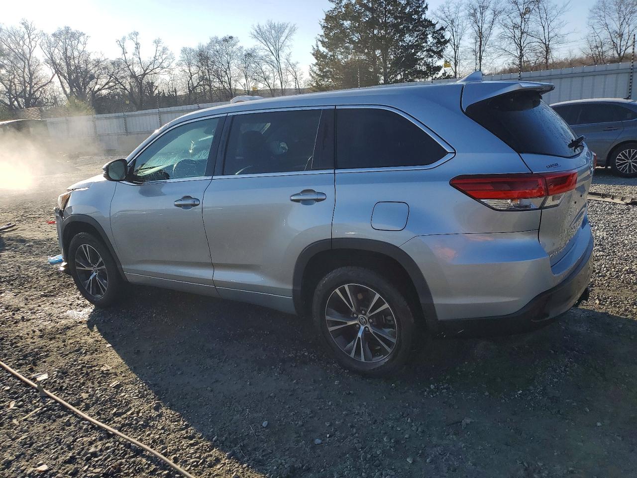 2018 TOYOTA HIGHLANDER LE photo 2