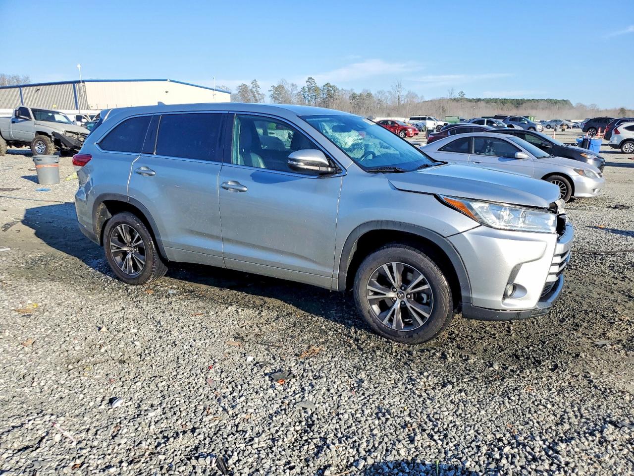 2018 TOYOTA HIGHLANDER LE photo 4