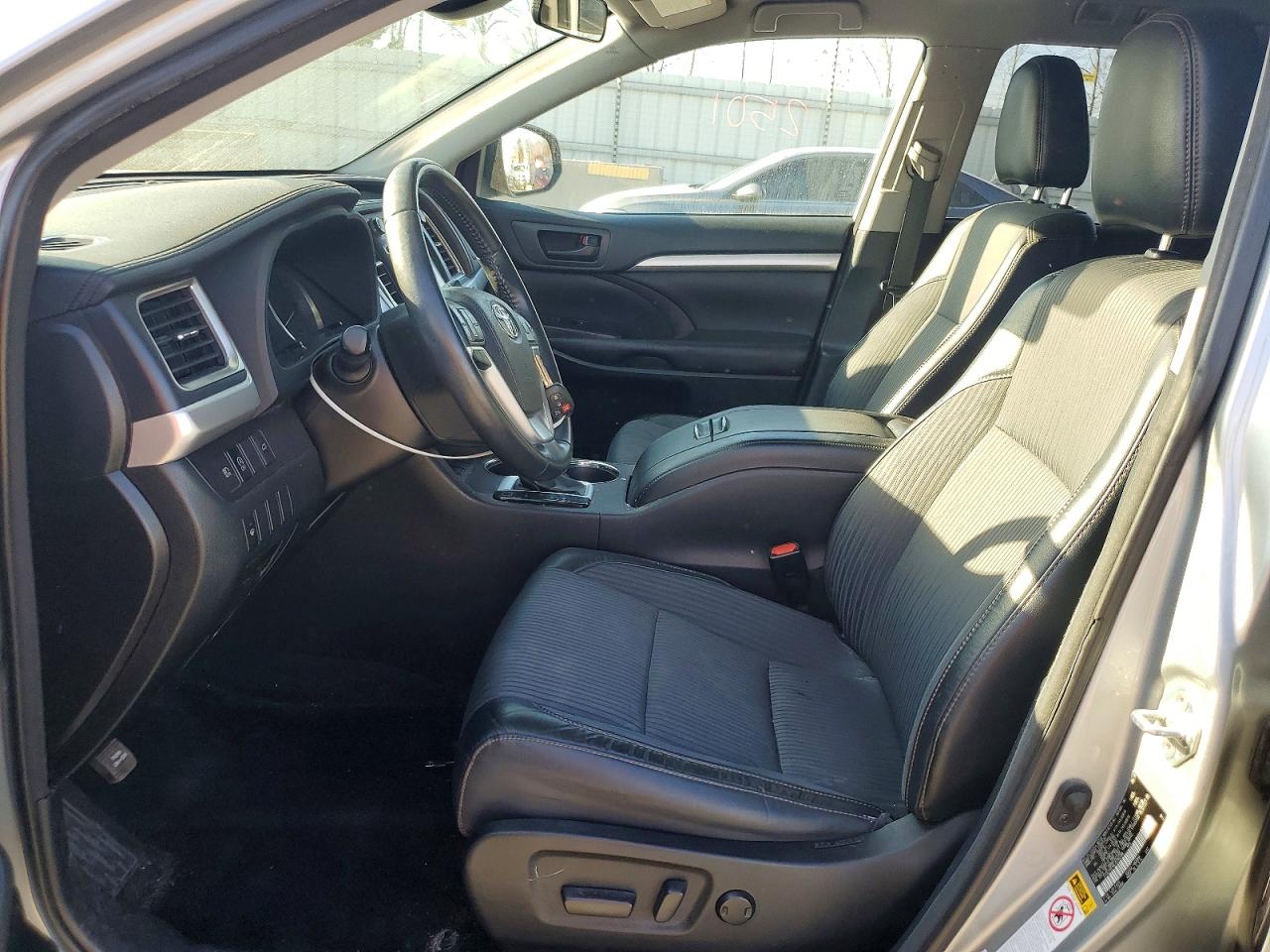 2018 TOYOTA HIGHLANDER LE photo 7