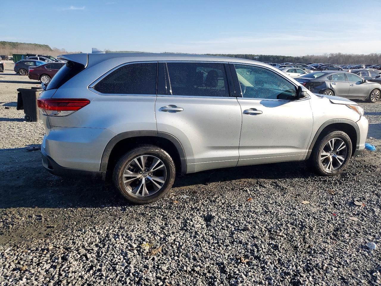 2018 TOYOTA HIGHLANDER LE photo 3