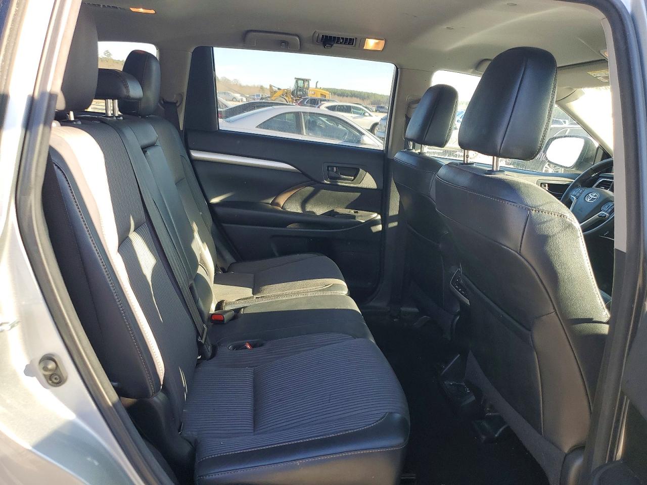 2018 TOYOTA HIGHLANDER LE photo 10
