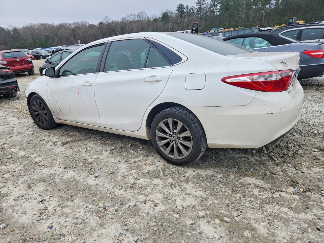 2017 TOYOTA CAMRY LE photo 2