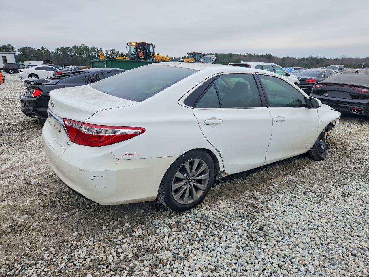 2017 TOYOTA CAMRY LE photo 3