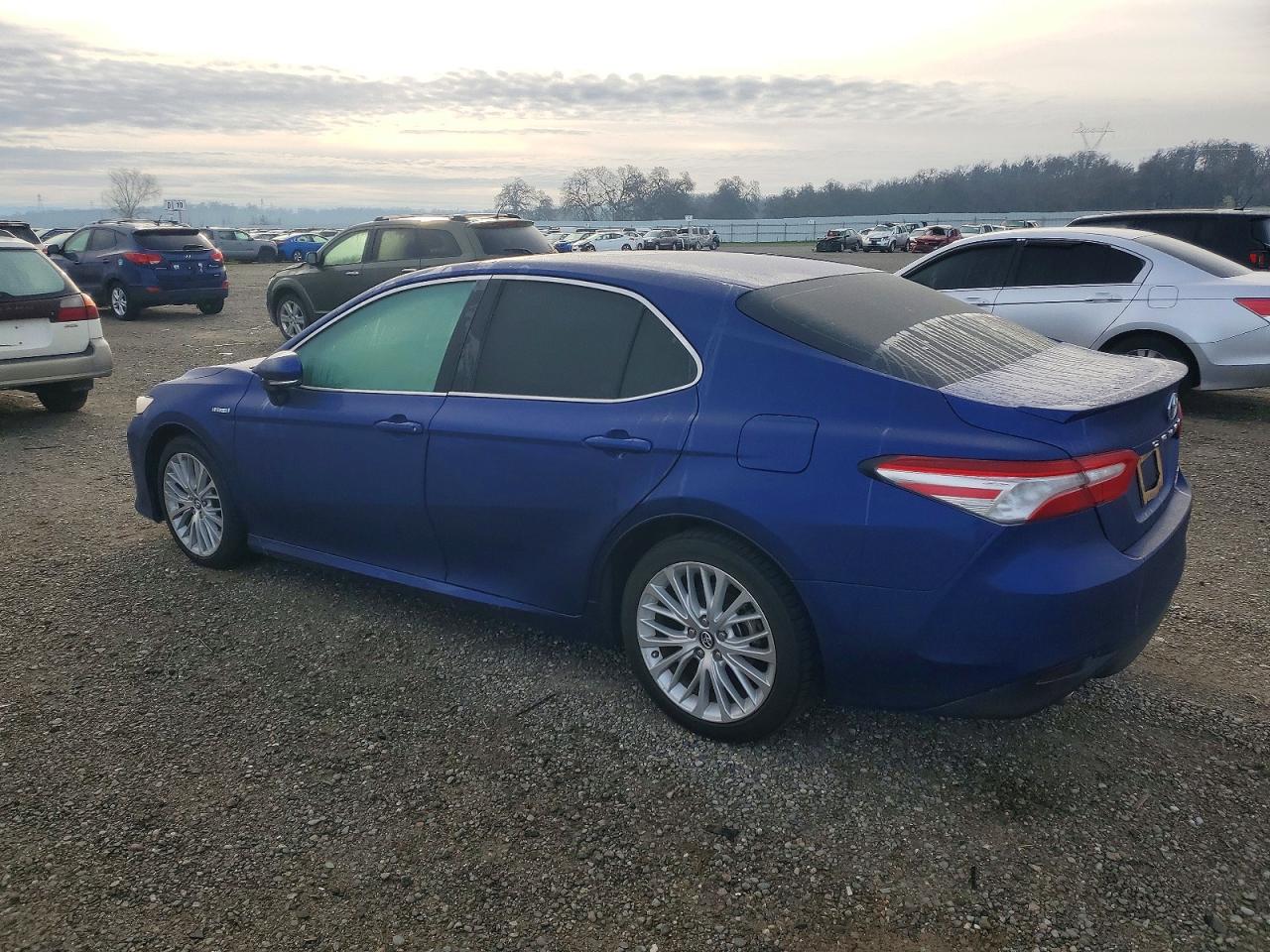 2018 TOYOTA CAMRY HYBRID photo 2