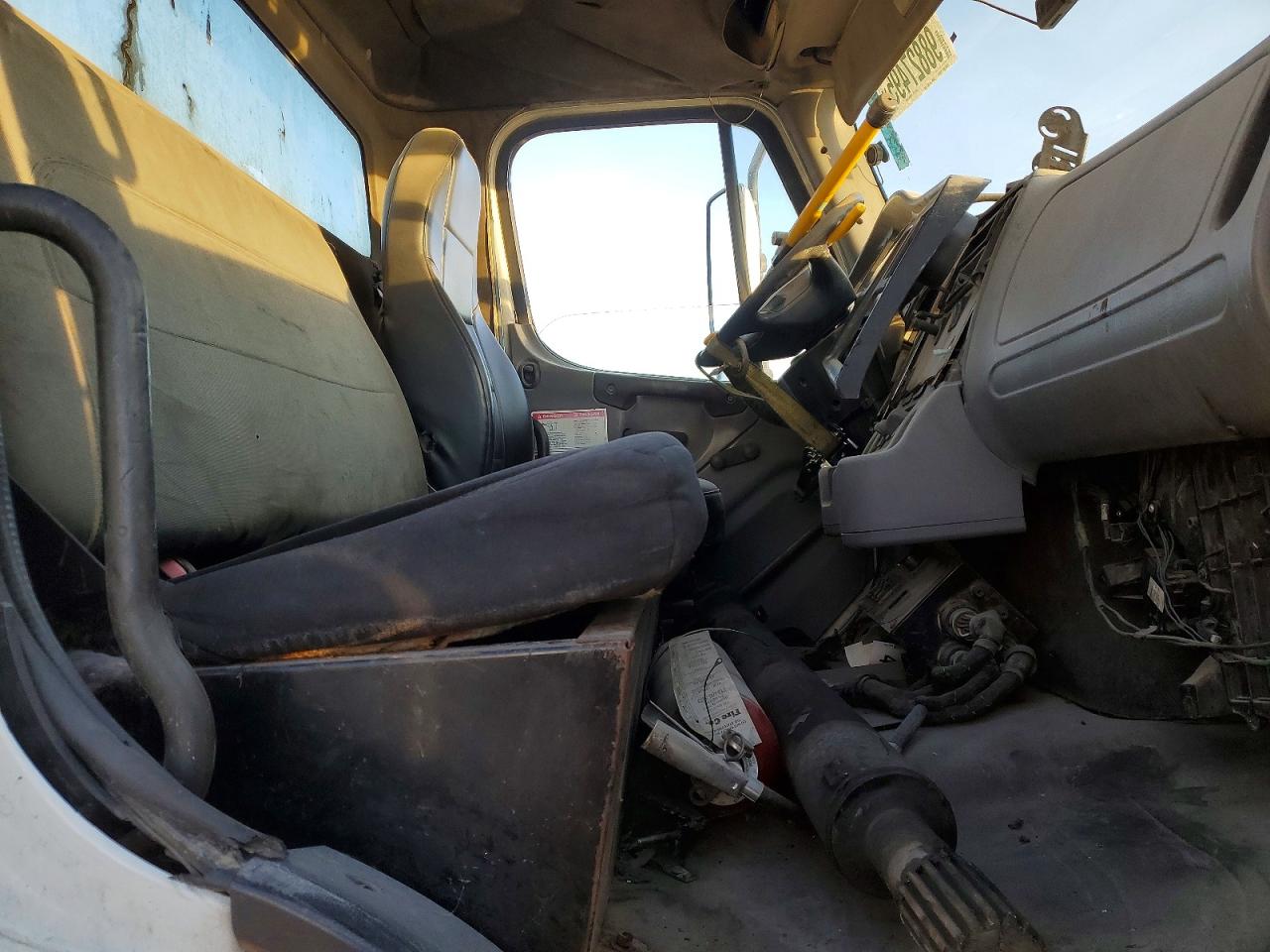 2010 FREIGHTLINER BUSINESS CLASS M2 TRUCK CAB ANDCHASSIS photo 11