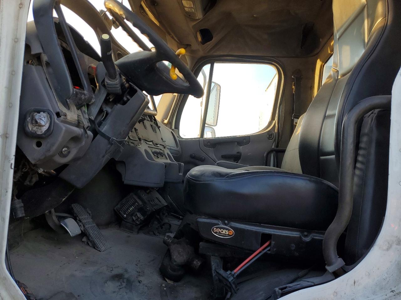 2010 FREIGHTLINER BUSINESS CLASS M2 TRUCK CAB ANDCHASSIS photo 7