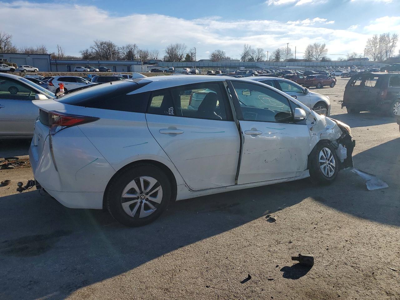 2016 TOYOTA PRIUS photo 3