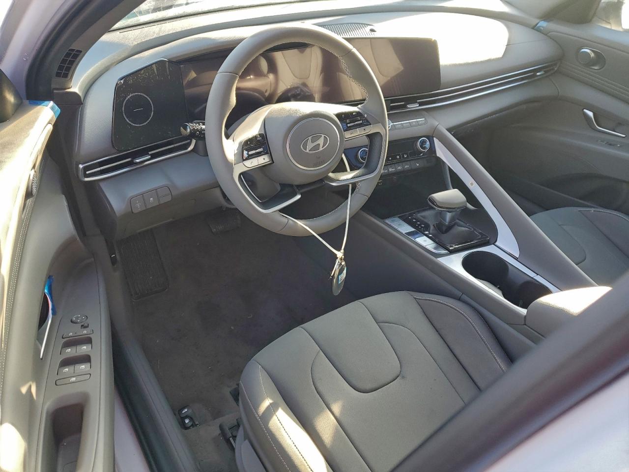 2025 HYUNDAI ELANTRA SEL photo 8