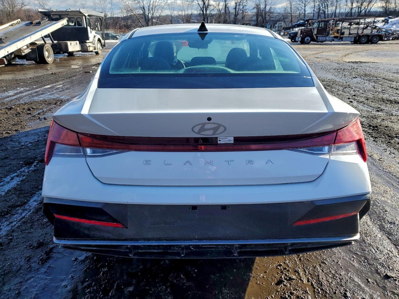 2025 HYUNDAI ELANTRA SEL photo 6