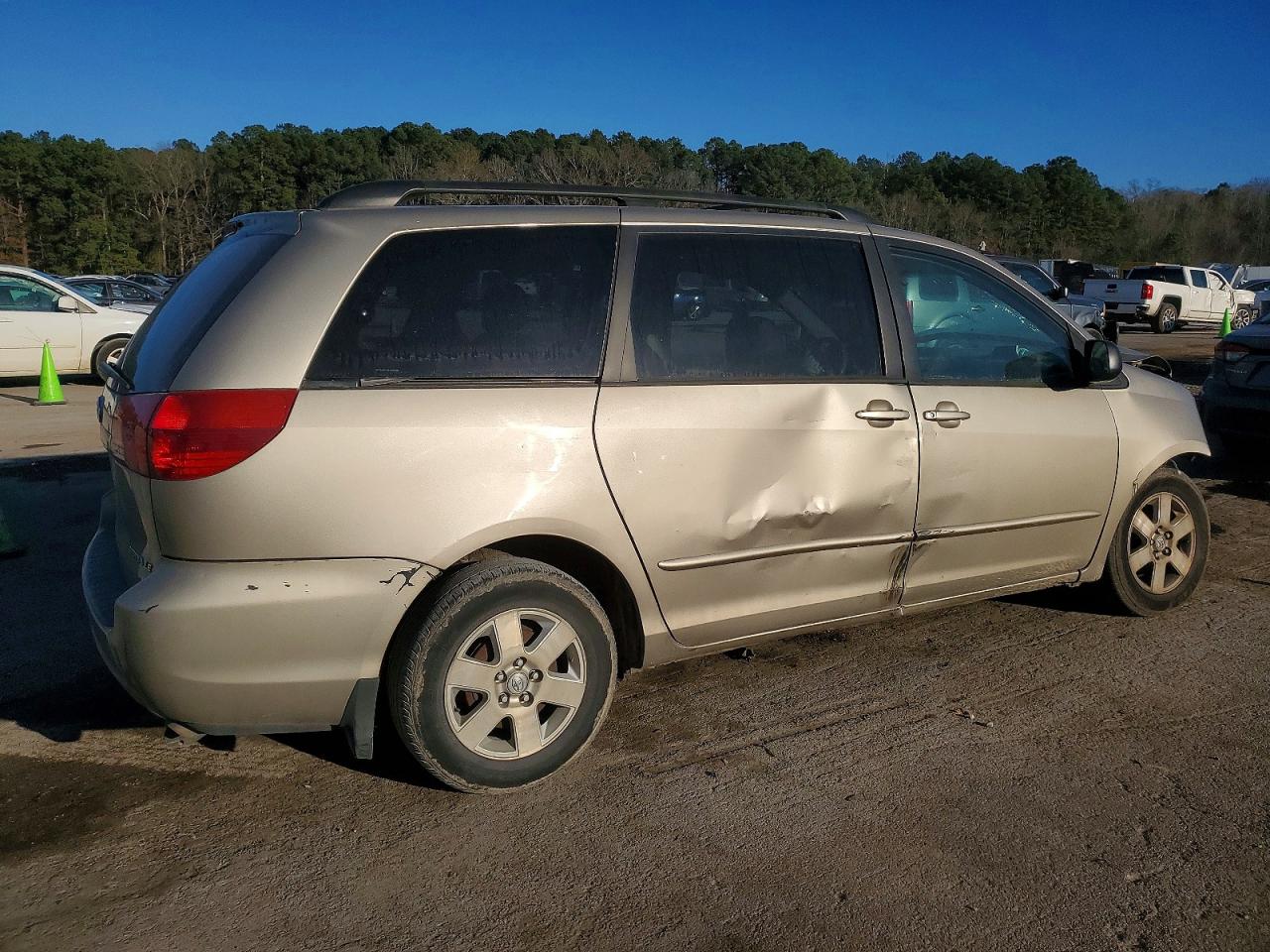 2004 TOYOTA SIENNA CE photo 3