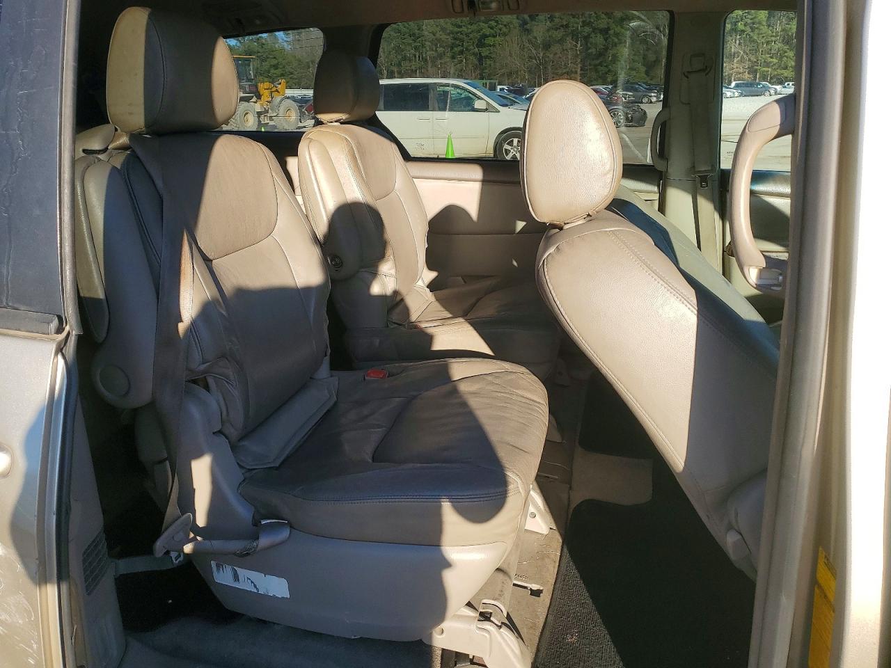 2004 TOYOTA SIENNA CE photo 11