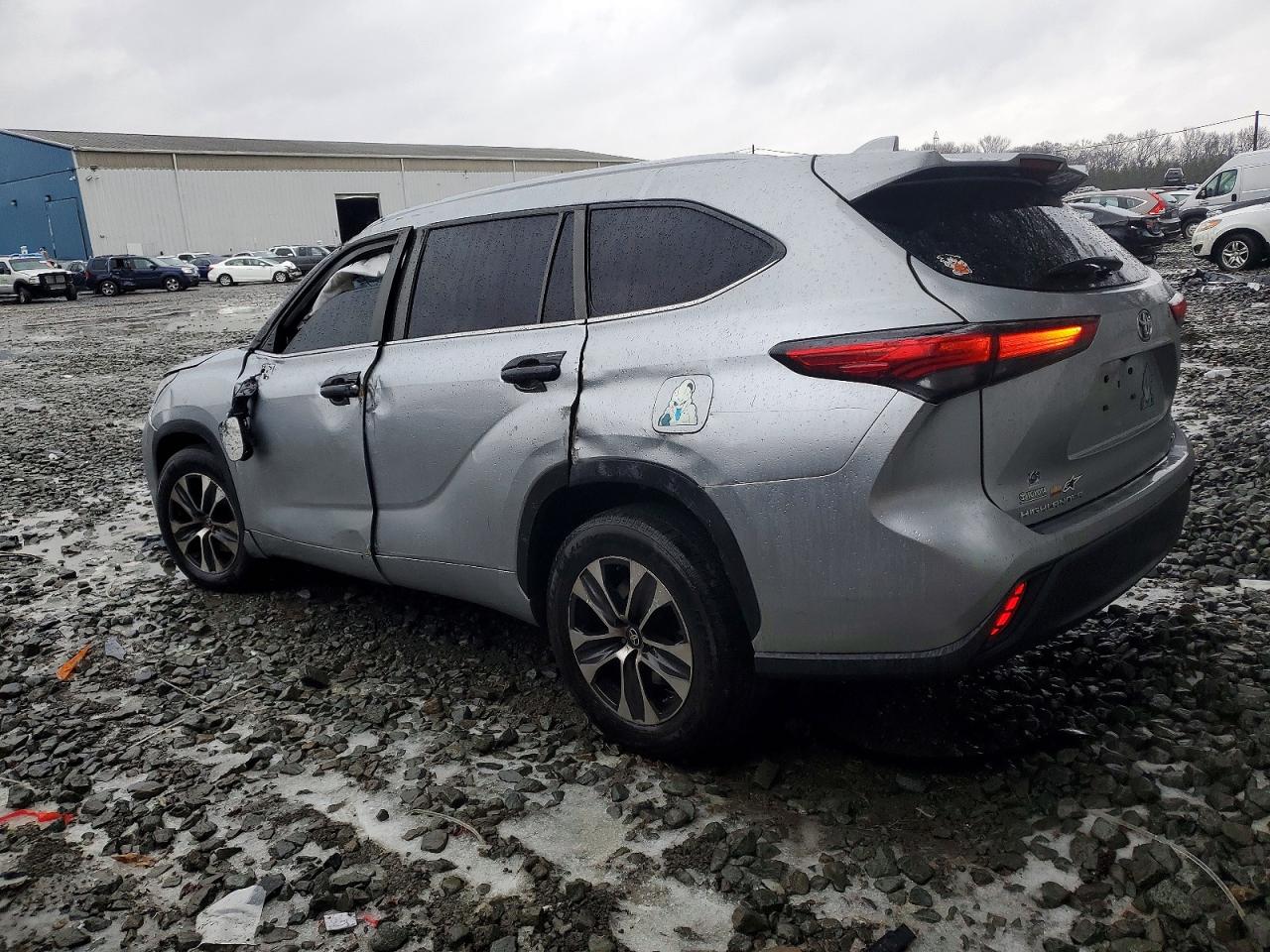 2022 TOYOTA HIGHLANDER XLE photo 2