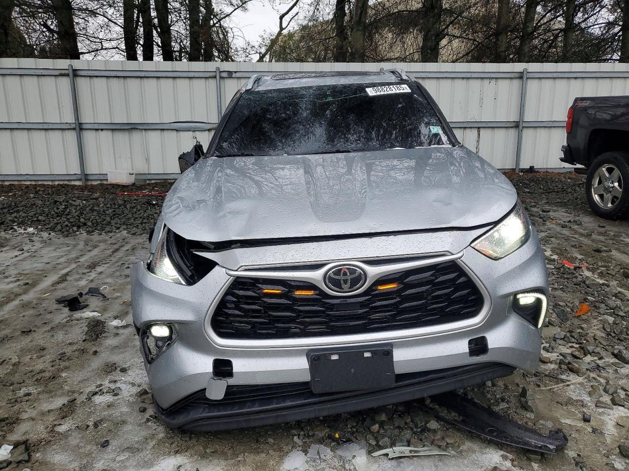 2022 TOYOTA HIGHLANDER XLE photo 5
