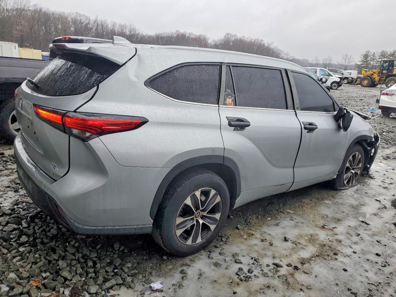 2022 TOYOTA HIGHLANDER XLE photo 3