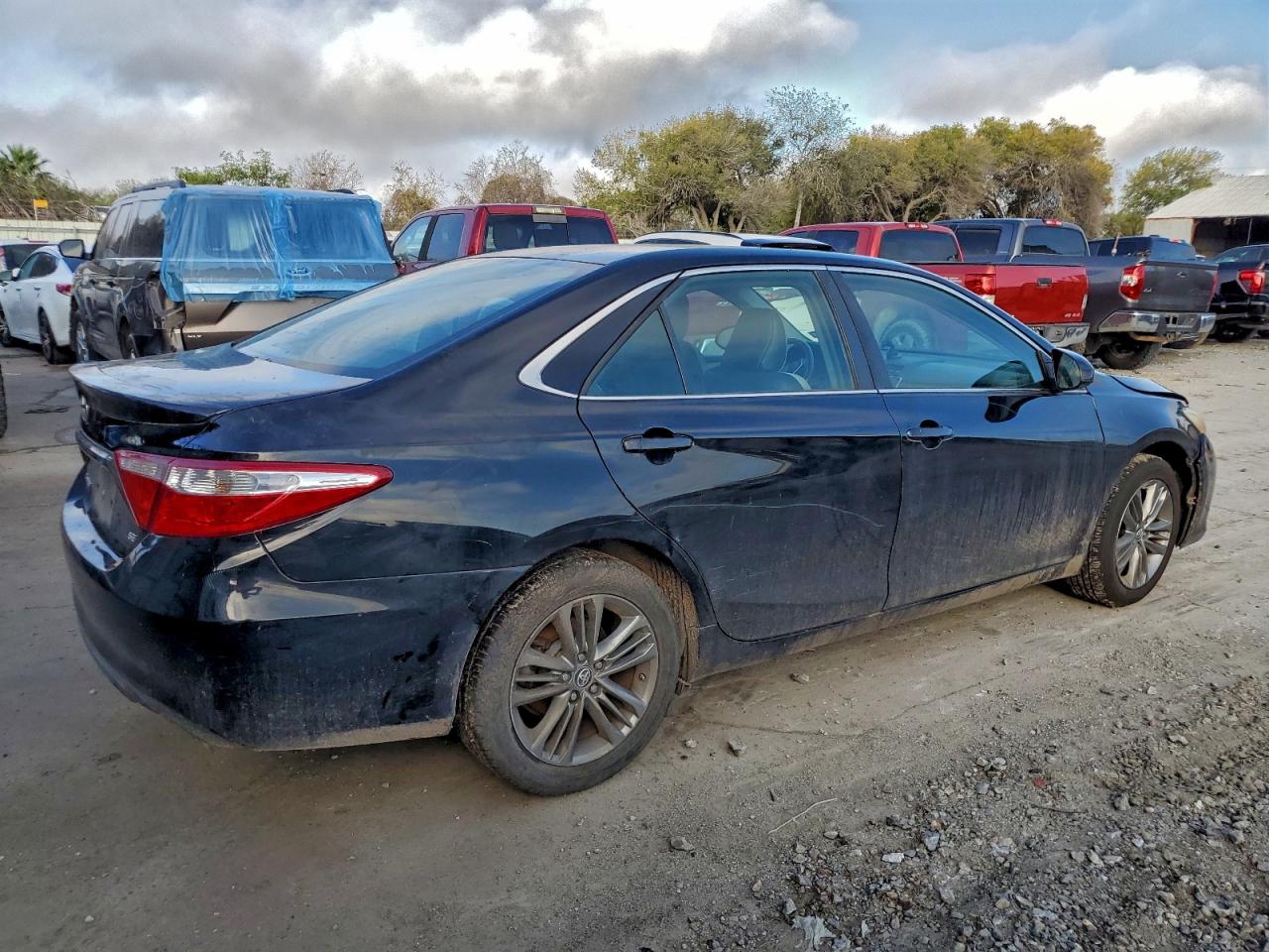 2016 TOYOTA CAMRY LE photo 3