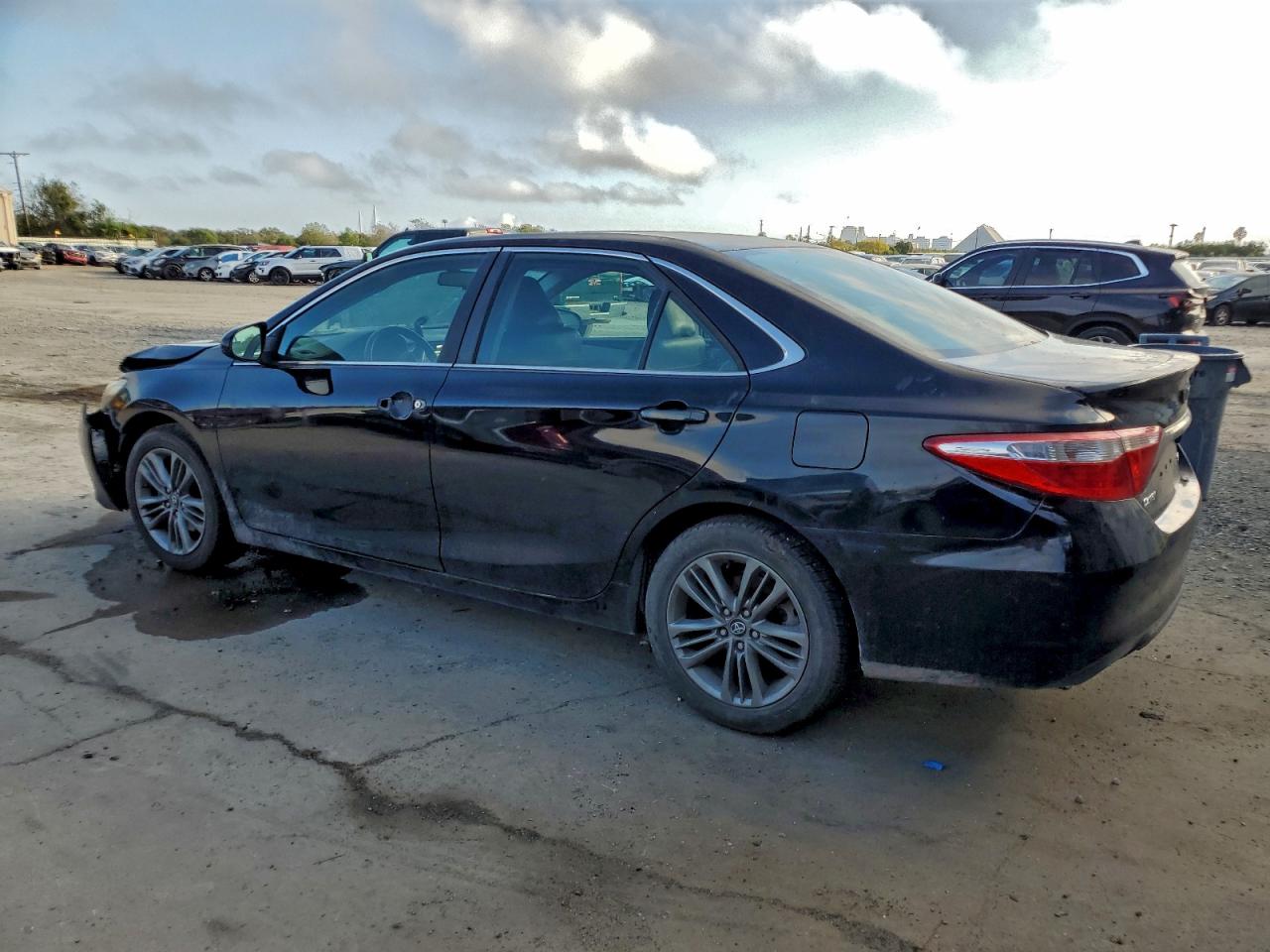 2016 TOYOTA CAMRY LE photo 2