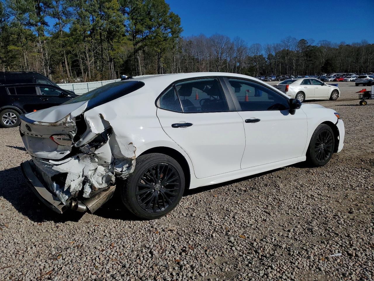 2020 TOYOTA CAMRY SE photo 3