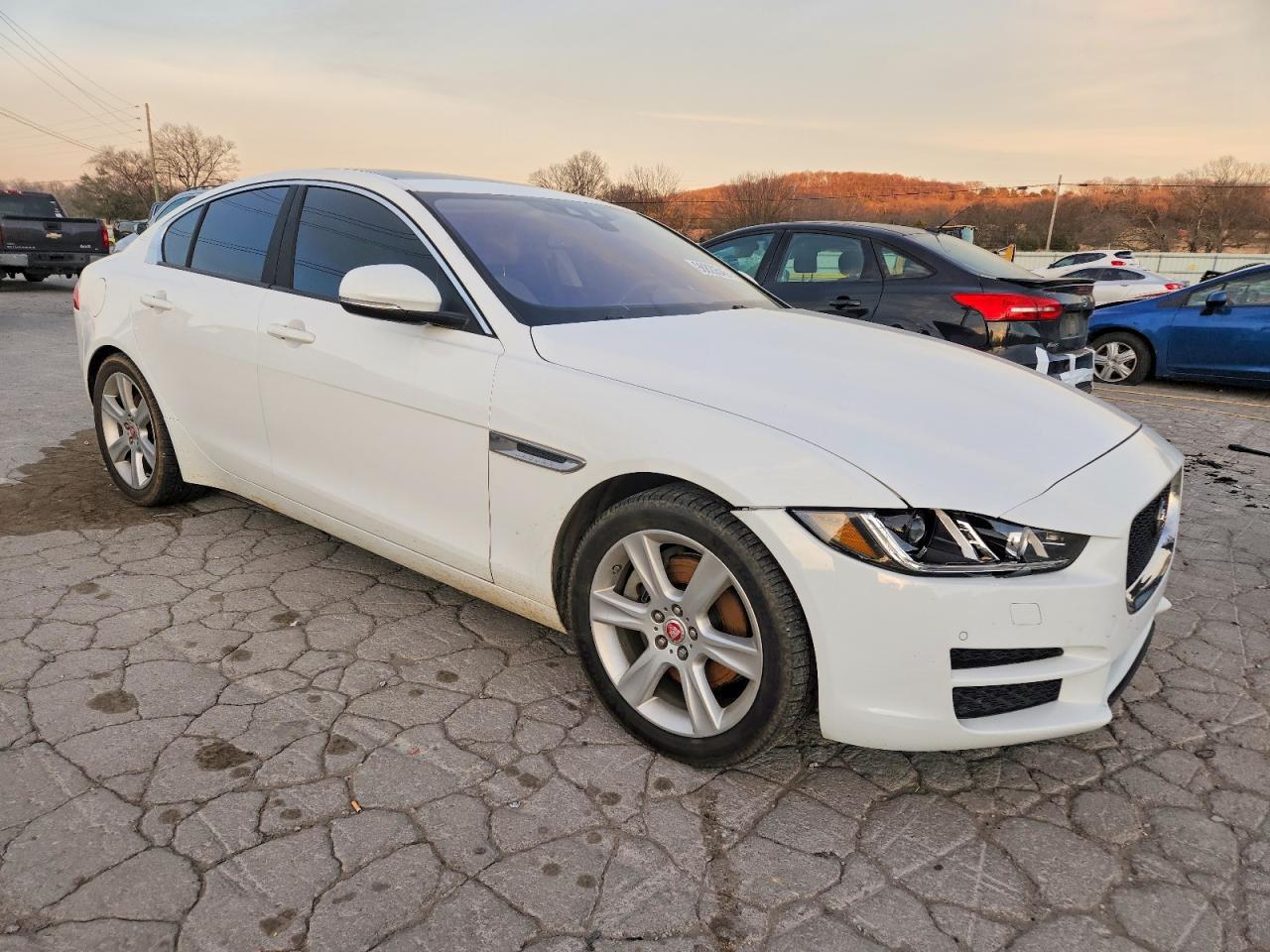 2017 JAGUAR XE PREMIUM photo 4
