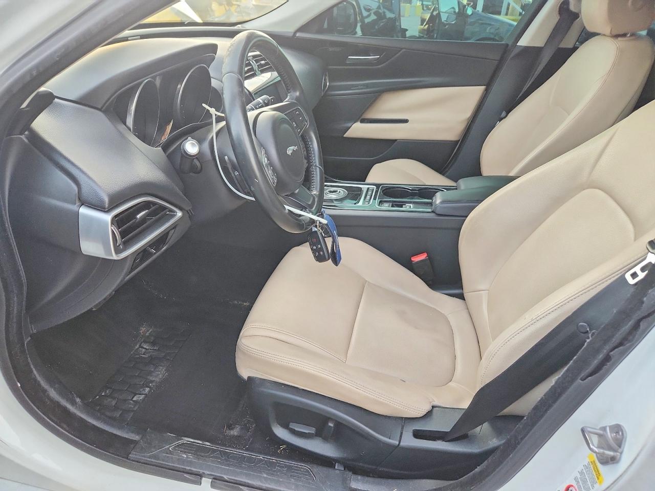 2017 JAGUAR XE PREMIUM photo 7