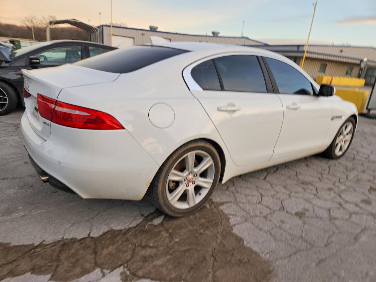 2017 JAGUAR XE PREMIUM photo 3