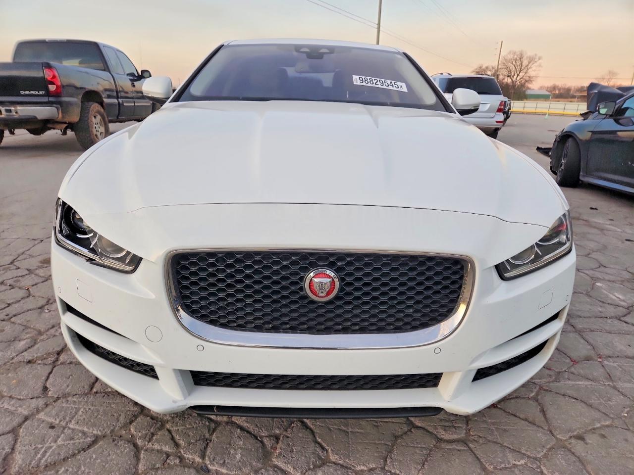 2017 JAGUAR XE PREMIUM photo 5