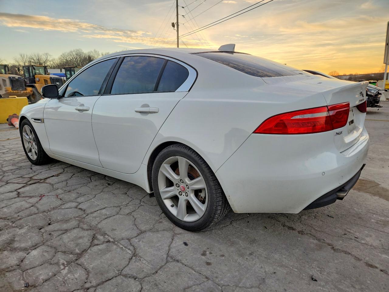 2017 JAGUAR XE PREMIUM photo 2