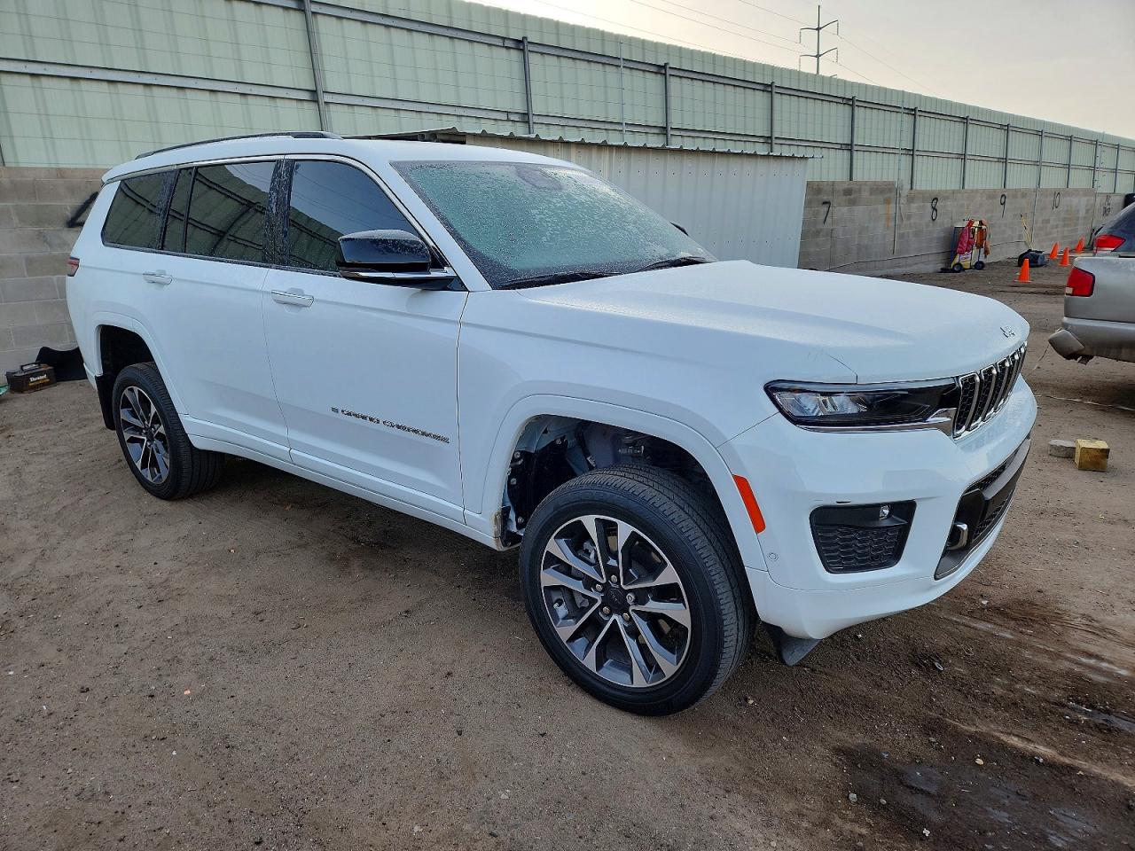 2023 JEEP GRAND CHEROKEE L OVERLAND photo 4