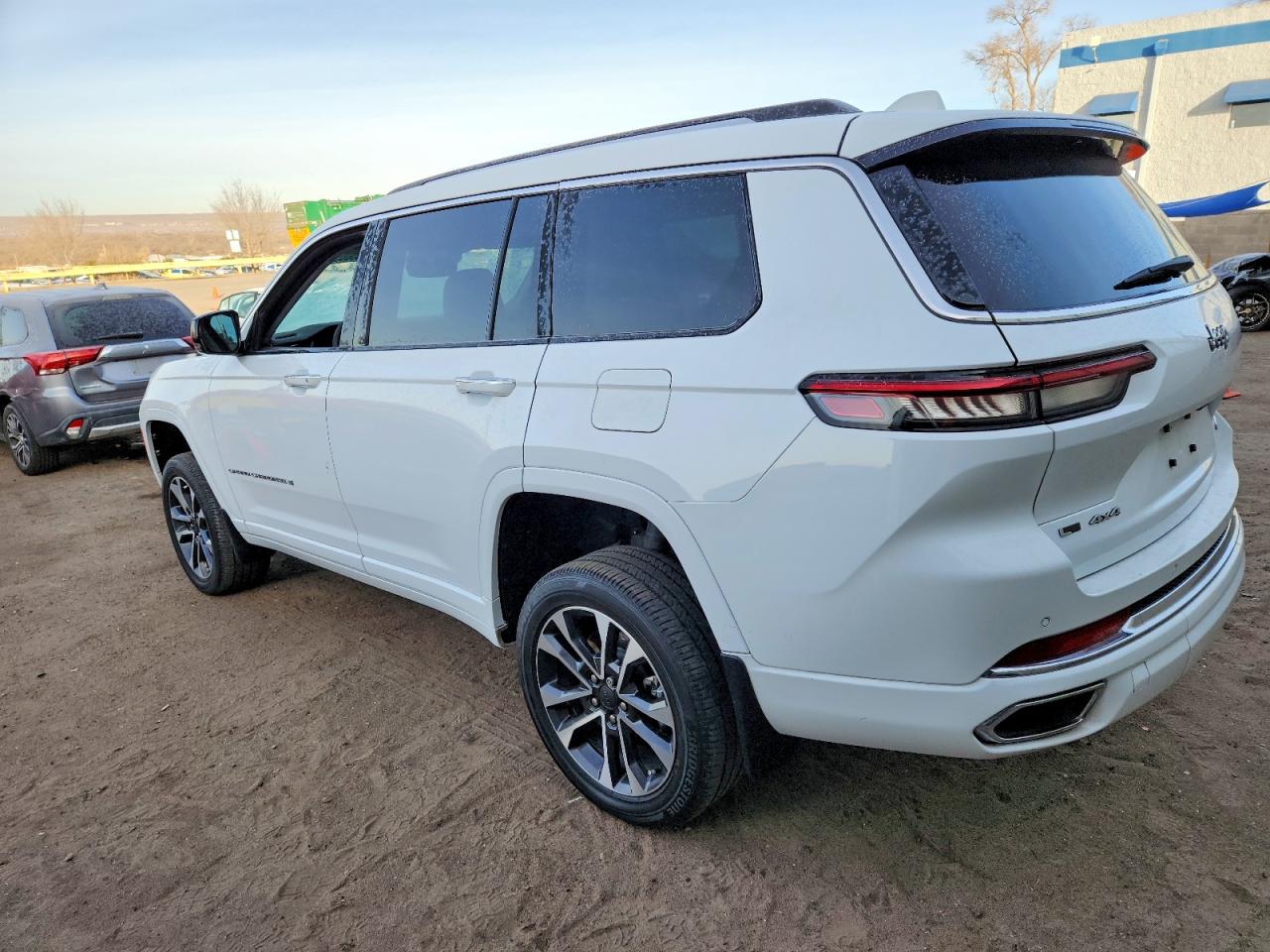 2023 JEEP GRAND CHEROKEE L OVERLAND photo 2