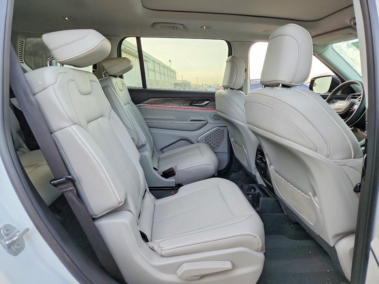 2023 JEEP GRAND CHEROKEE L OVERLAND photo 11