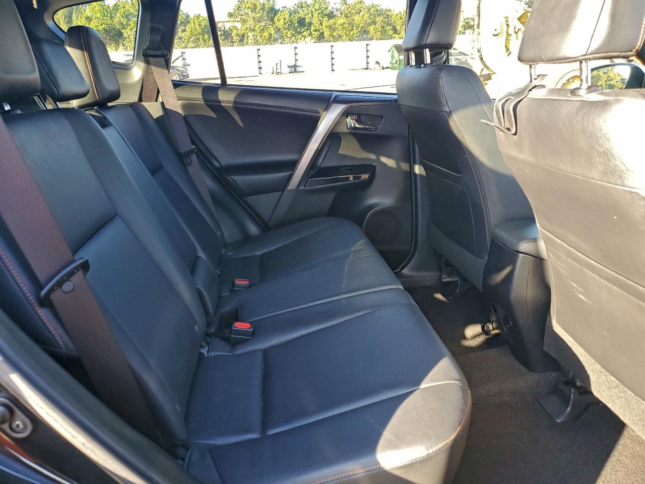 2016 TOYOTA RAV4 SE photo 10