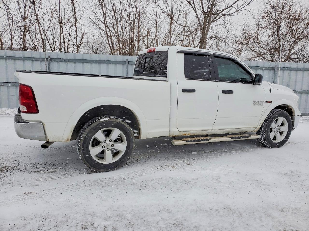 2016 RAM 1500 SLT photo 3