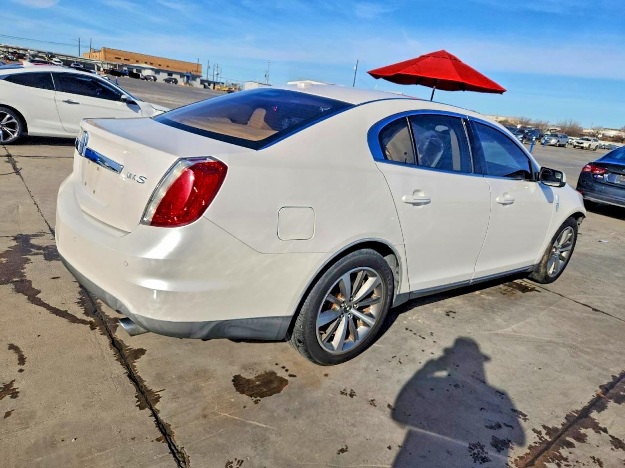 2011 LINCOLN MKS photo 3